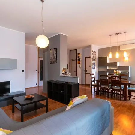 아파트 P.zza Vittorio Veneto Cozy Apt W/private Parking *